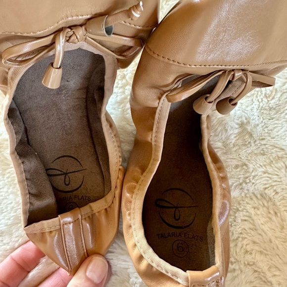 Talaria tan women’s flats size 7 excellent condition matching carrying case - Picture 7 of 8